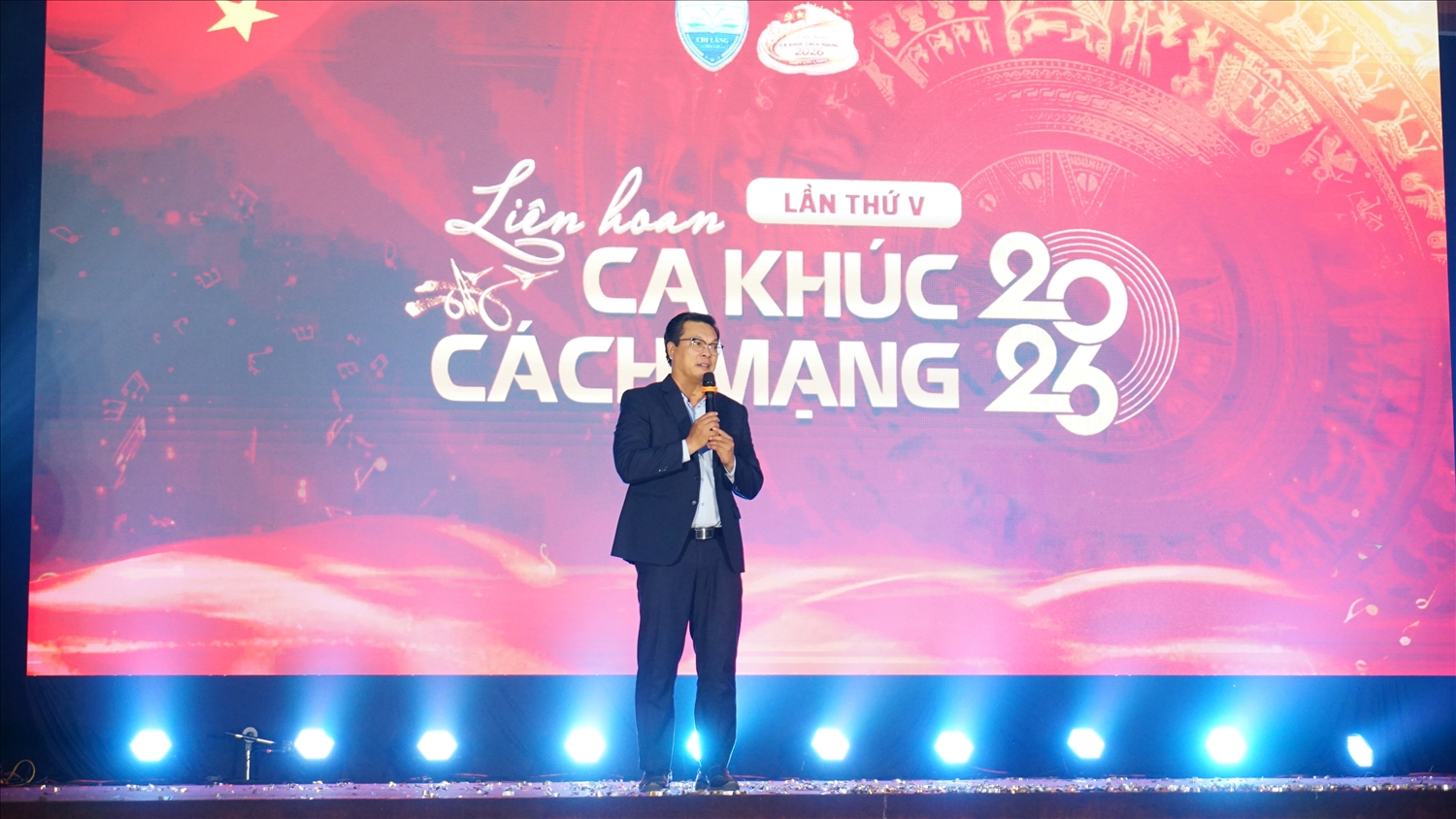 Thầy Đỗ Bách Khoa - Hiệu trưởng Trường THPT Chi Lăng phát biểu tại Liên hoan