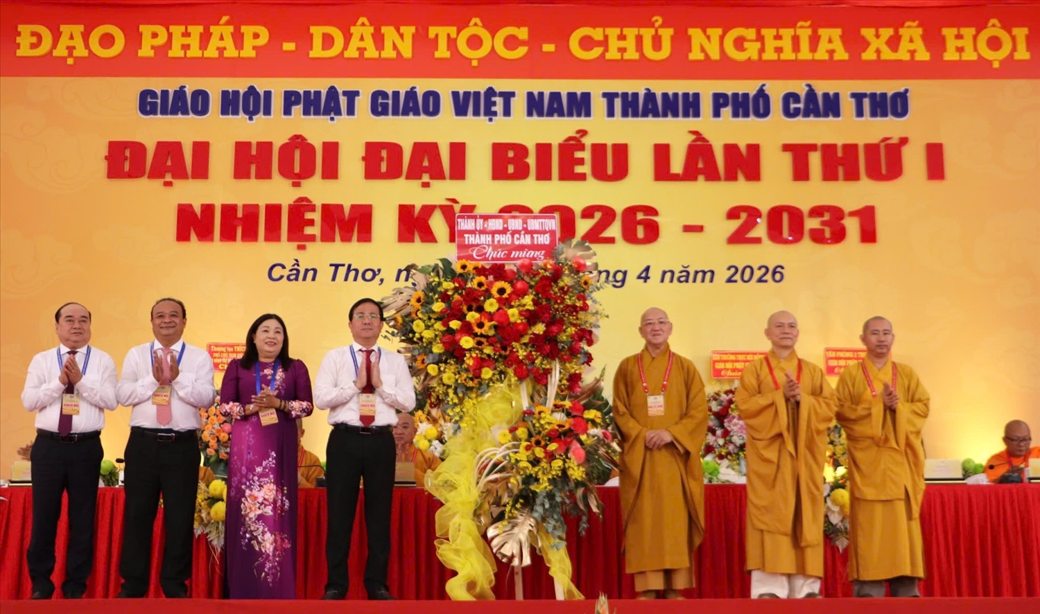 Lãnh đạo TP. Cần Thơ tặng hoa chúc mừng Đại hội