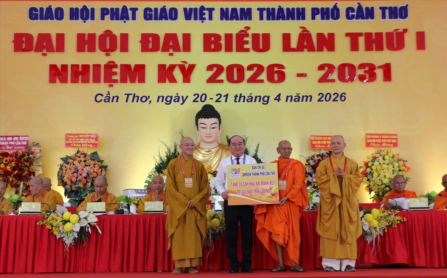 Ban Trị sự GHPGVN TP. Cần Thơ trao bảng tượng trưng tặng 10 căn nhà Đại đoàn kết đến Ủy ban Mặt trận Tổ quốc Việt Nam TP. Cần Thơ. 