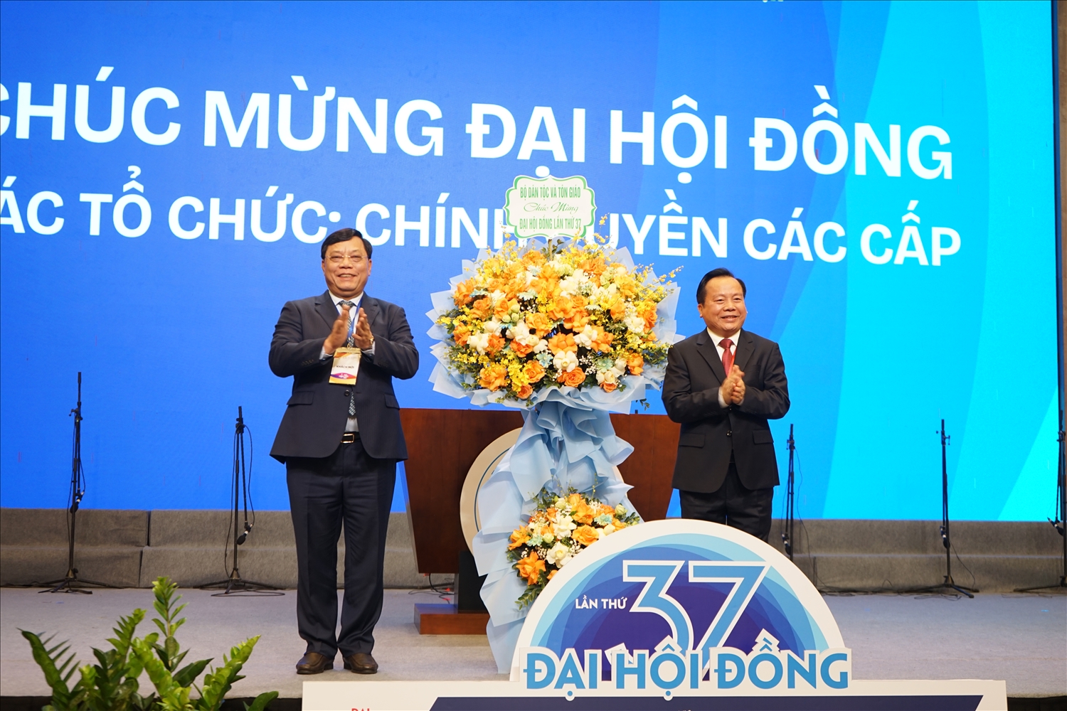 Thứ trưởng Bộ Dân tộc và Tôn giáo Nguyễn Hải Trung tặng hoa chúc mừng Đại hội 