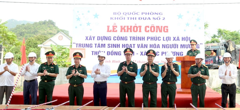 Các đại biểu thực hiện nghi thức khởi công công trình.