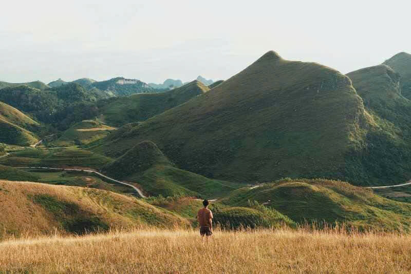 Du khách check - in tại đồi cỏ cháy Vinh Quý (Ảnh St)