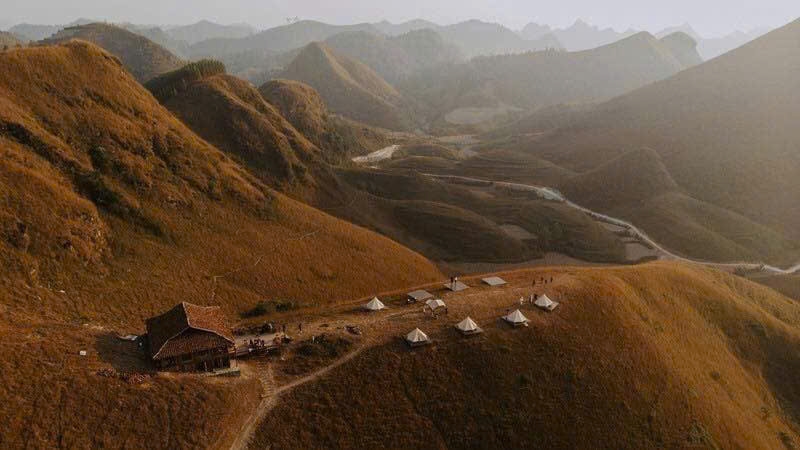 Cắm trại ngắm màu cỏ cháy tại đồi cỏ cháy Vinh Quý (Ảnh sưu tầm)