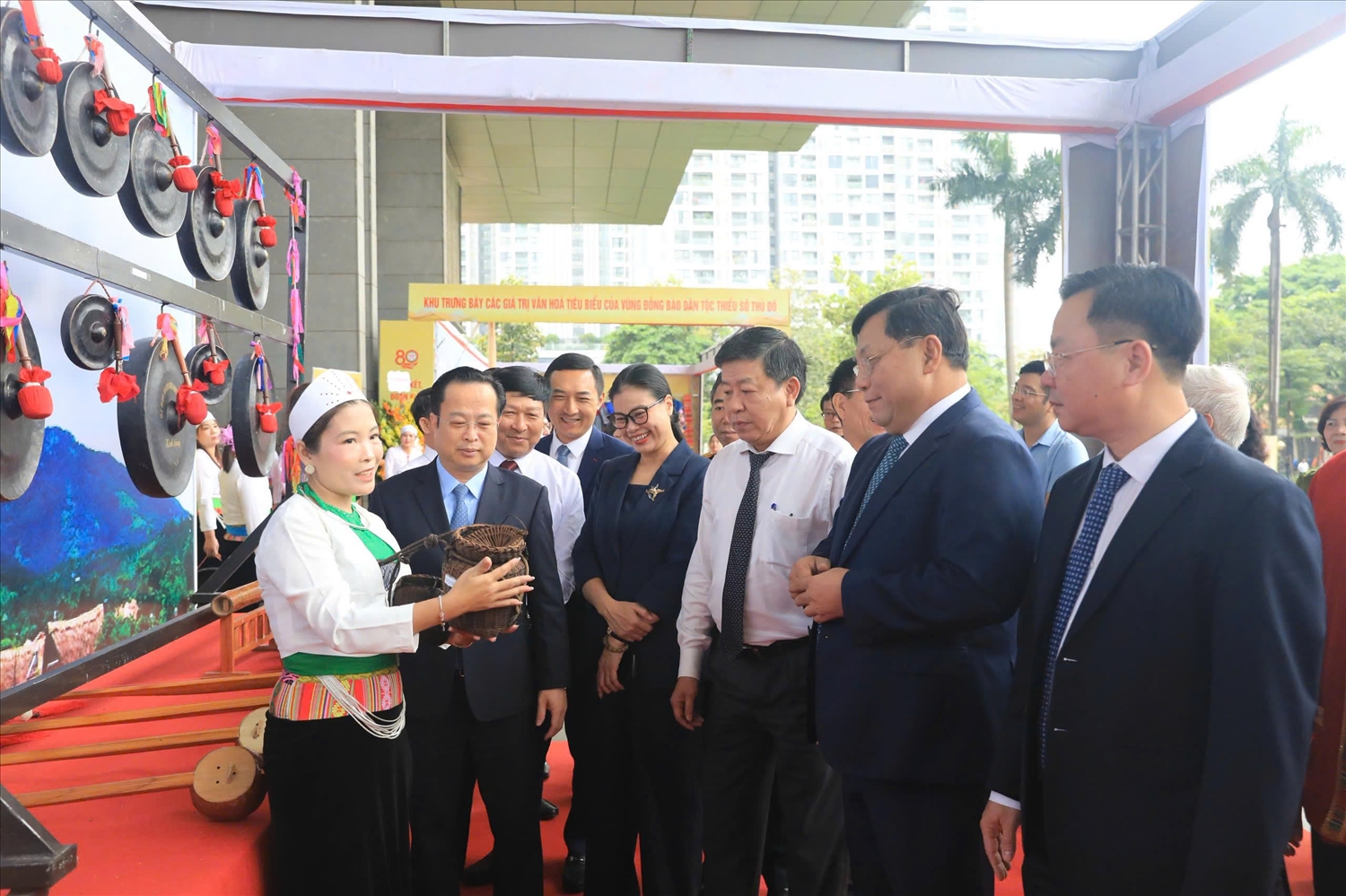 Các đại biểu thăm gian triển lãm tại Lễ kỷ niệm