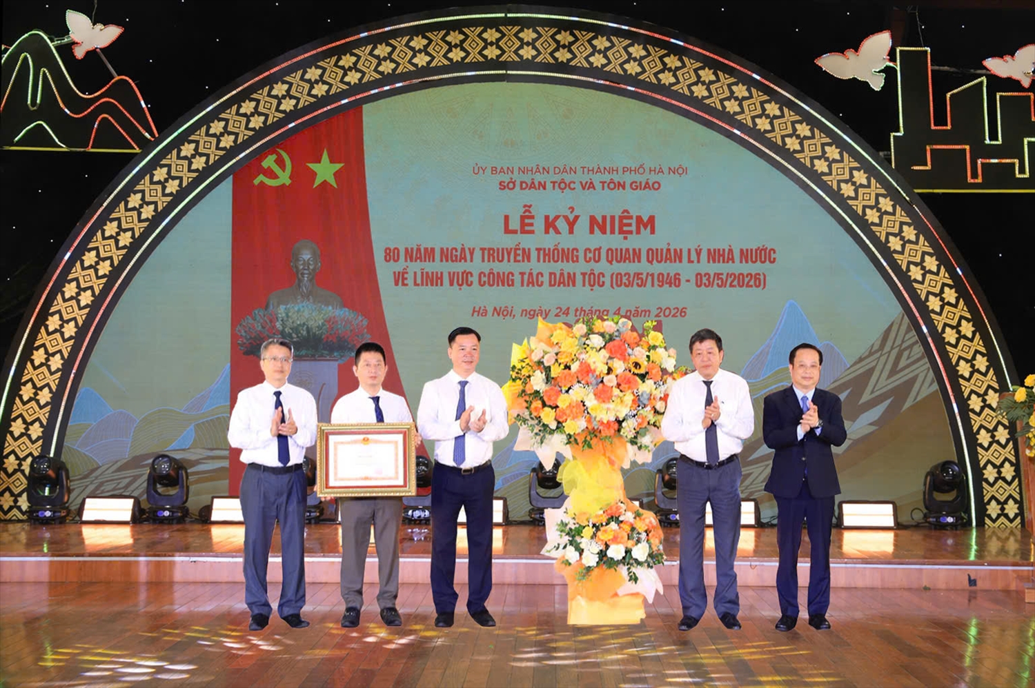 Lãnh đạo Thành phố Hà Nội trao bằng khen của Thủ tướng Chính phủ cho lãnh đạo Sở Dân tộc và Tôn giáo