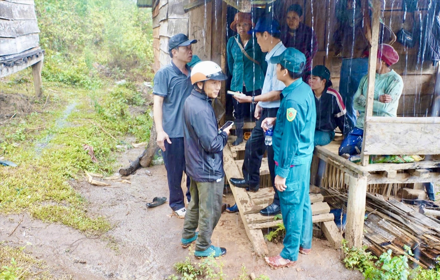 Lãnh đạo UBND xã Tu Mơ Rông đến khu vực đất sản xuất của Nhân dân thôn Đăk Ka để bấm tọa độ, xác định vị trí đất và tìm hướng giải quyết cho Nhân dân 