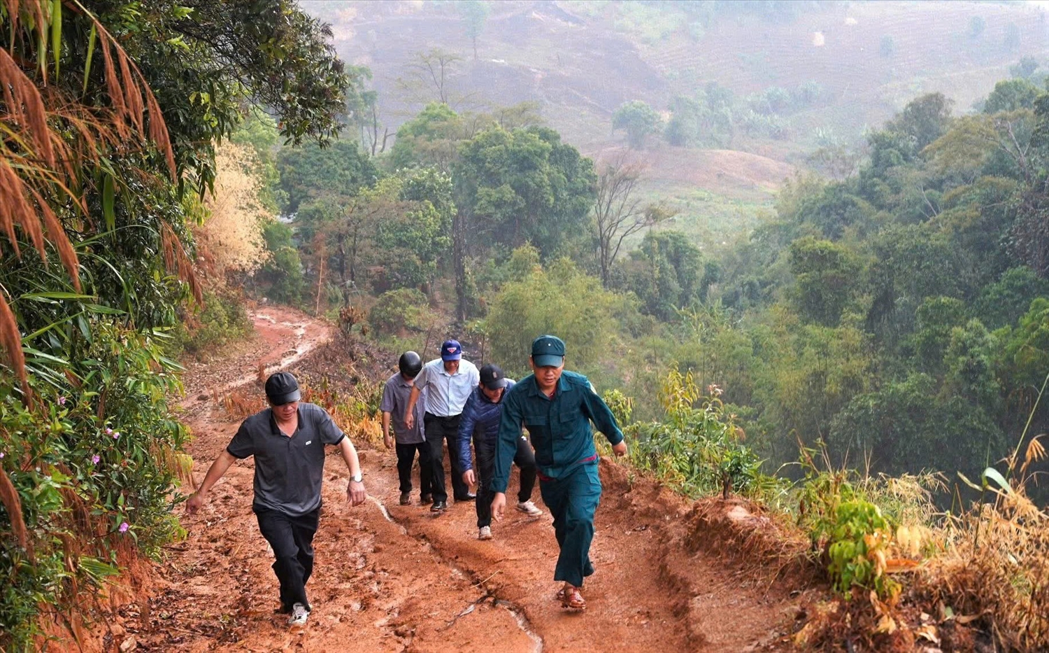Từ những ý kiến của Nhân dân thôn Đăk Ka về vấn đề chồng lấn đất sản xuất với đất lâm nghiệp, lãnh đạo UBND xã Tu Mơ Rông đã đi kiểm tra thực tế tại các khu vực đất sản xuất để có giải pháp tháo gỡ.