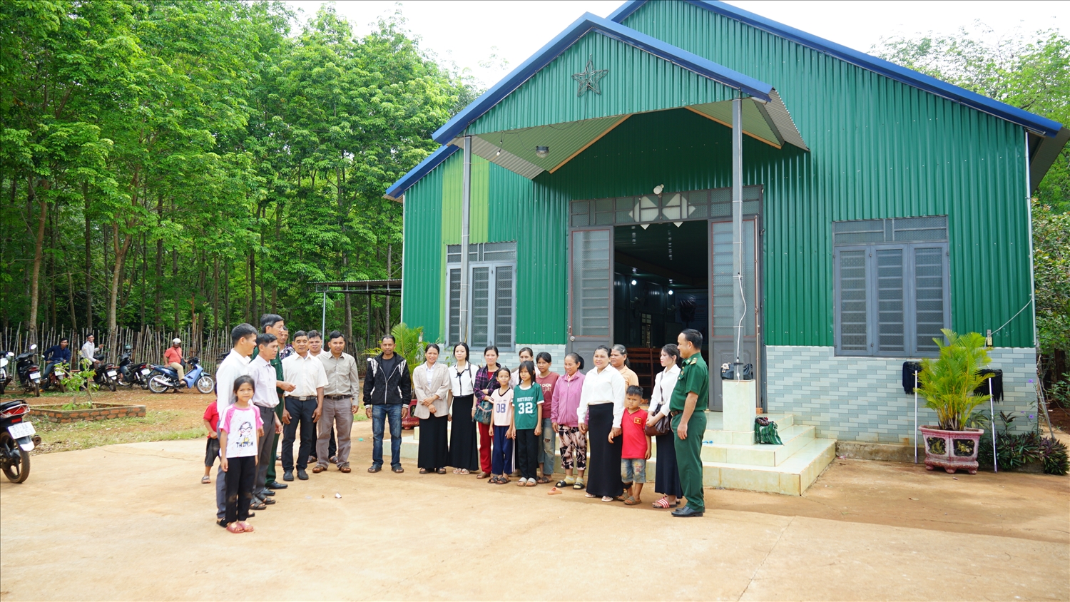  Bà con tín hữu làng Nú, xã Ia Nan sống tốt đời, đẹp đạo, đoàn kết xây dựng quê hương giàu mạnh.