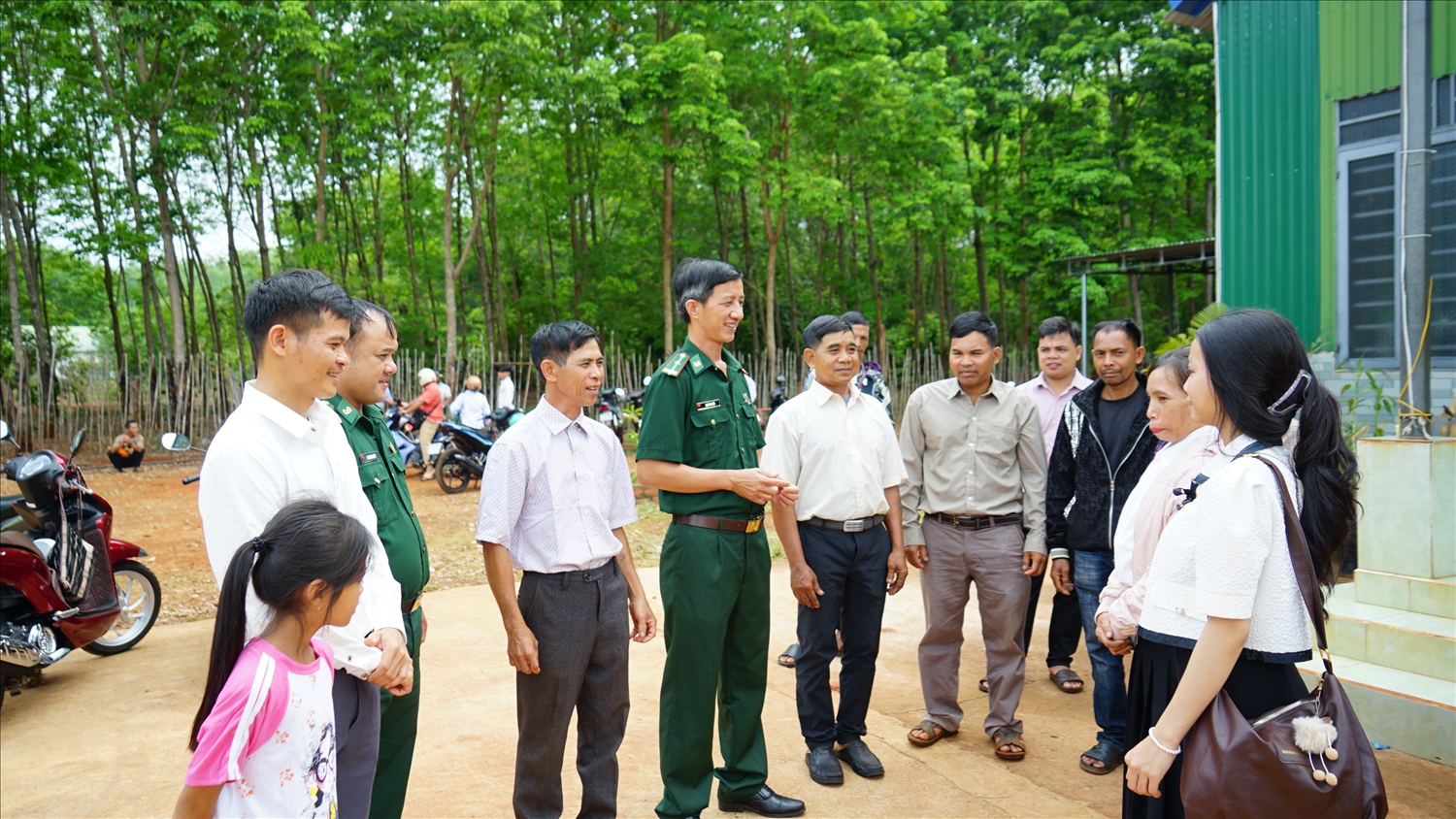 Cán bộ Đồn Biên phòng Ia Nan cùng các thành viên Tổ tự quản tuyên truyền, phổ biến pháp luật cho bà con tín hữu.
