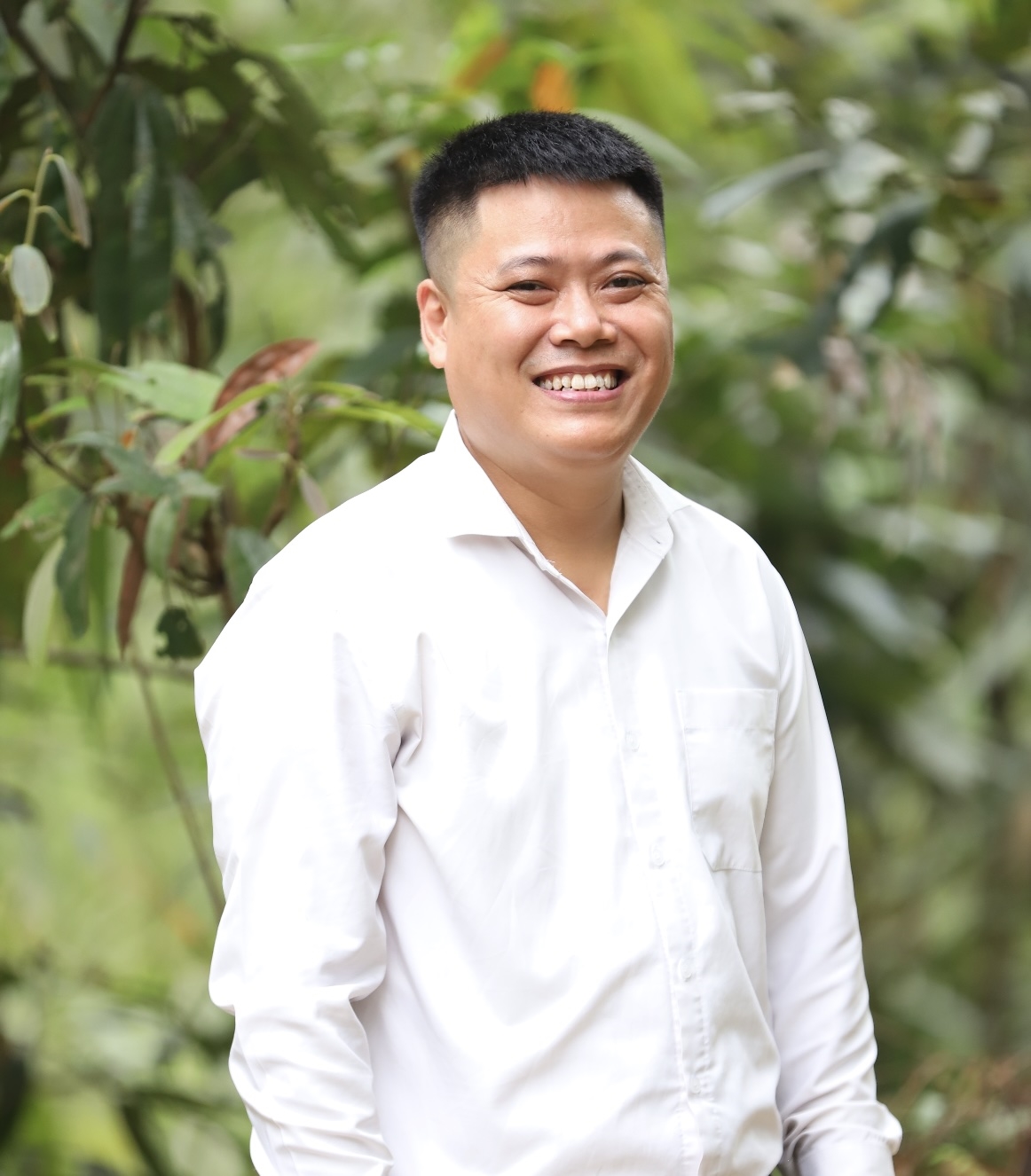 Nụ cười rạng rỡ của ông Triệu Khánh Thiện - Phó Chủ tịch UBND xã Hưng Khánh khi nói về sự thành công của mô hình liên kết trồng măng tre Bát Độ, mở ra hướng đi mới bền vững cho đồng bào.