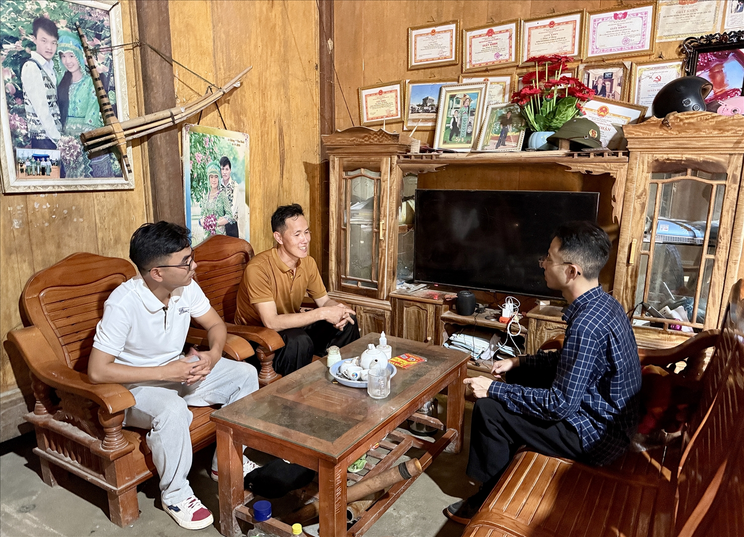 Phóng viên Báo VietNamNet trao đổi với Người có uy tín Sổng A Dũng