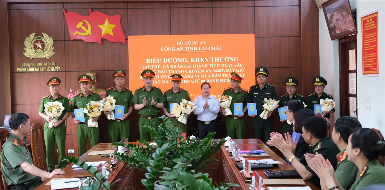 Khen thưởng các lực lượng tham giá phá án (Ảnh BLC)