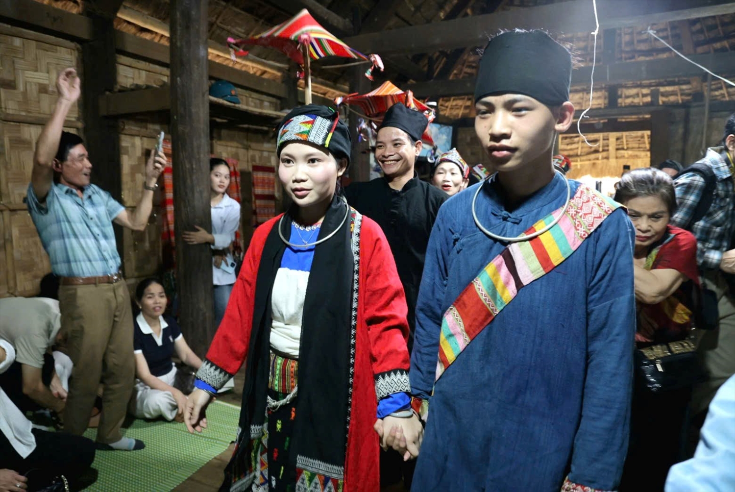 Cô dâu, chú rẻ mặc trang phục truyền thống trong ngày cưới