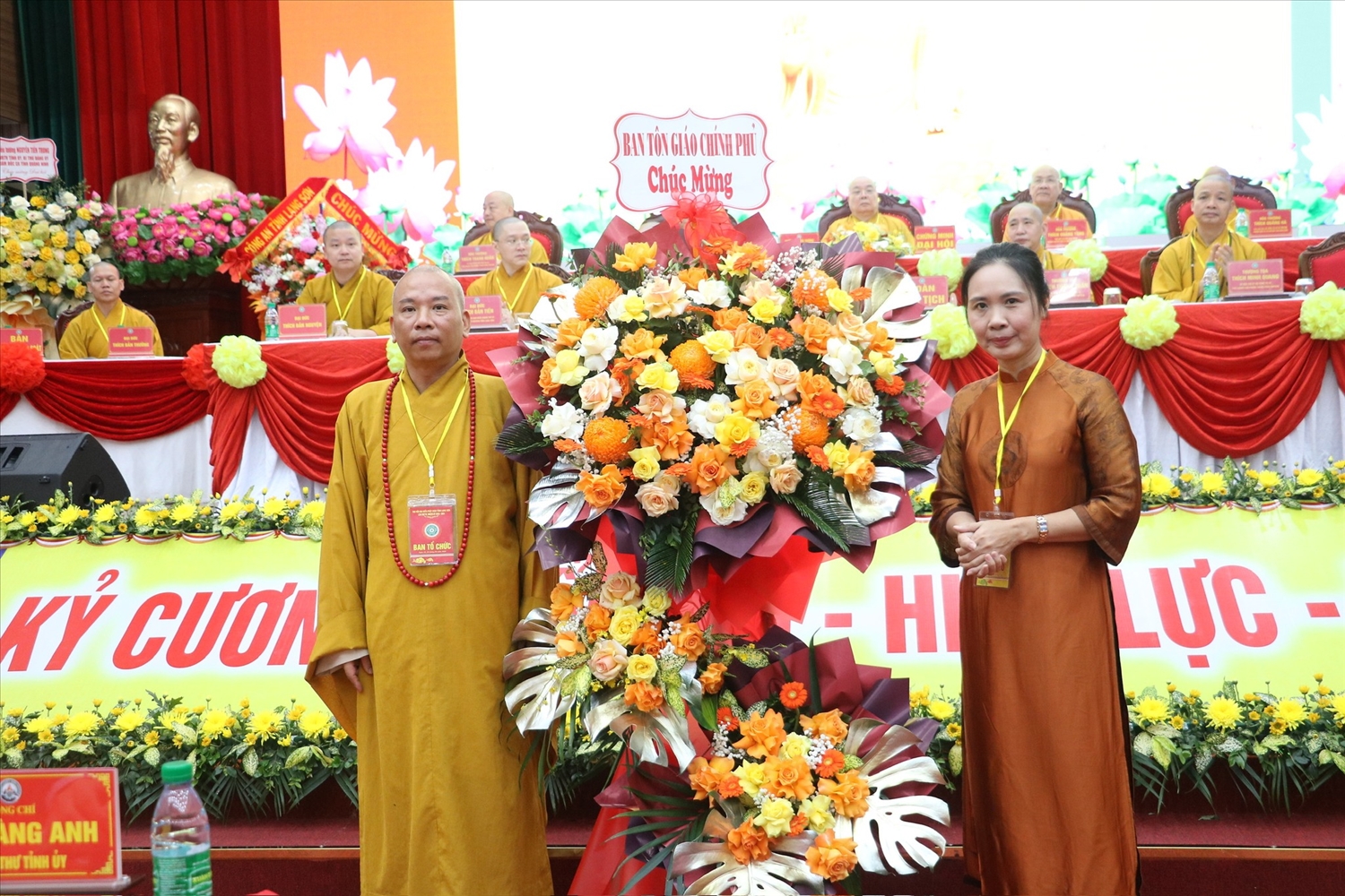 Bà Trần Thị Minh Nga, Phó Trưởng ban Tôn giáo Chính phủ (Bộ Dân tộc và Tôn giáo) tặng hoa chúc mừng đại hội
