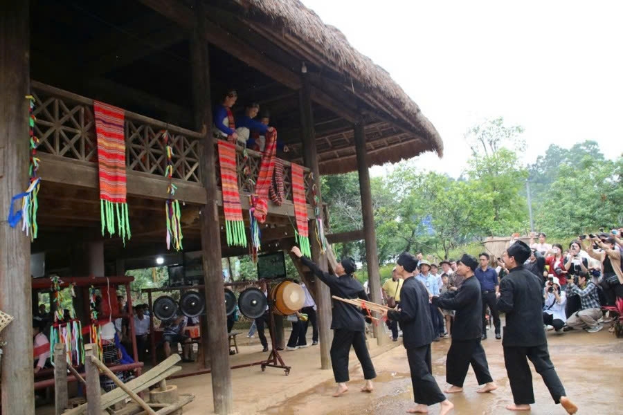 Trai, gái Thái giao duyên qua tiếng khèn, điệu khặp