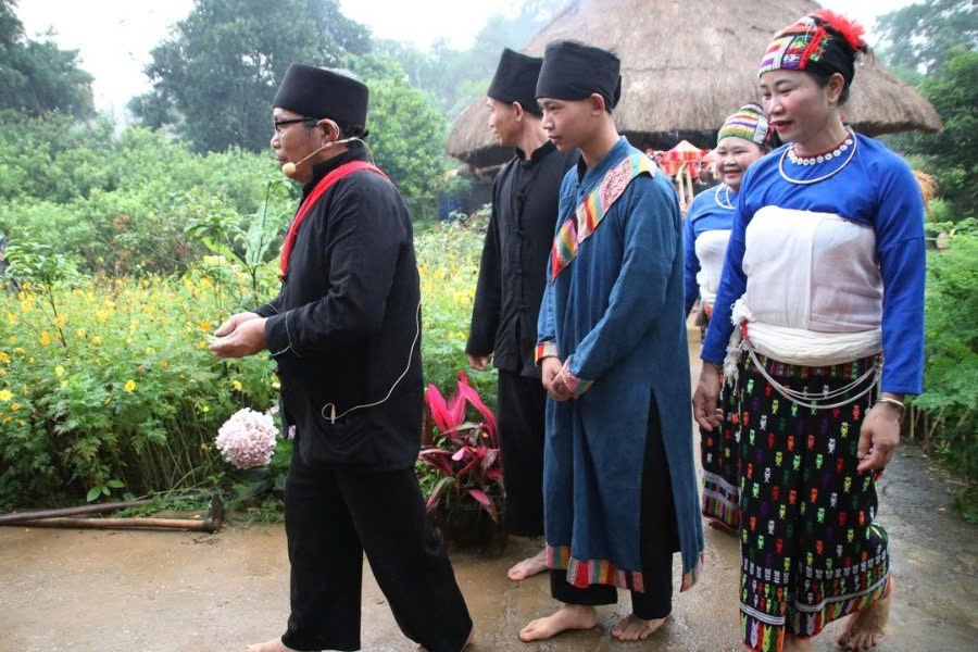 Khi tình yêu đủ đầy, chàng trai trở về thưa chuyện với gia đình, mang trầu cau sang nhà gái xin cưới