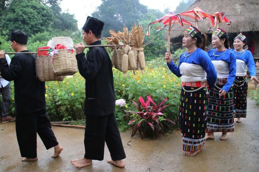 Gia đình nhà trai mang sính lễ sang nhà gái