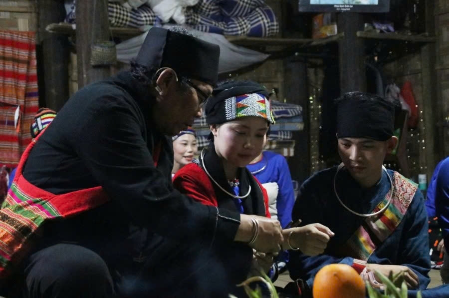 Ông Mơ đeo vòng tay cho cô dâu, chú rể với lời chúc hạnh phúc, tình cảm luôn tròn đầy, khăng khít.