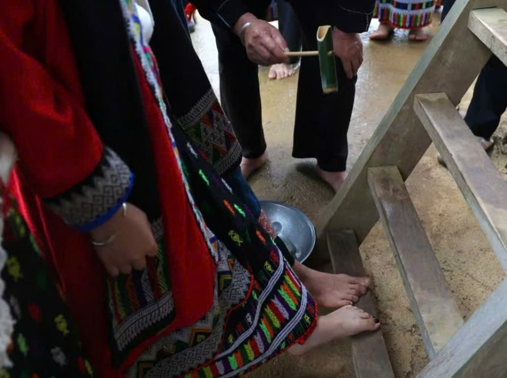 Ông Mơ dùng nước làm lễ rửa chân cho đôi vợ chồng trẻ với ý nghĩa gột rửa bụi trần quá khứ, mở ra cuộc sống mới hạnh phúc và báo cáo với tổ tiên về thành viên mới của gia đình