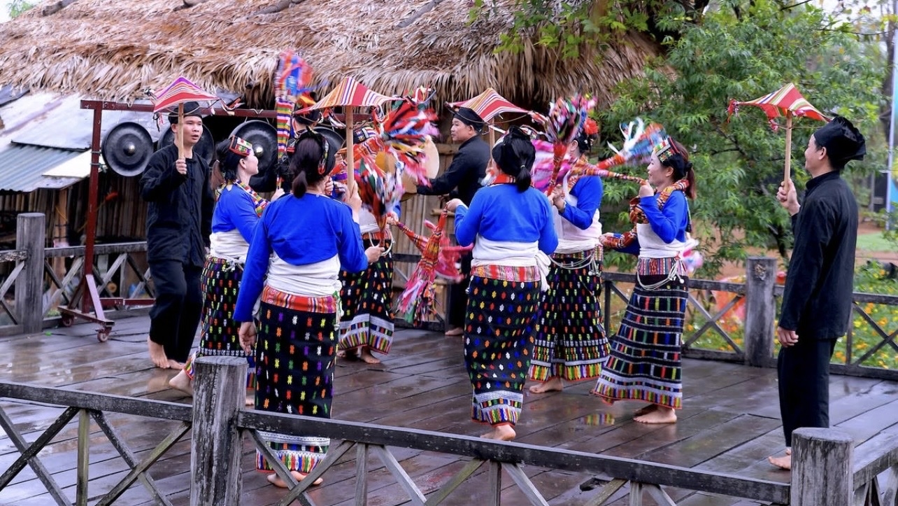 Họ hàng, dân bản cùng hòa vào điệu múa, lời ca mừng hạnh phúc đôi trẻ