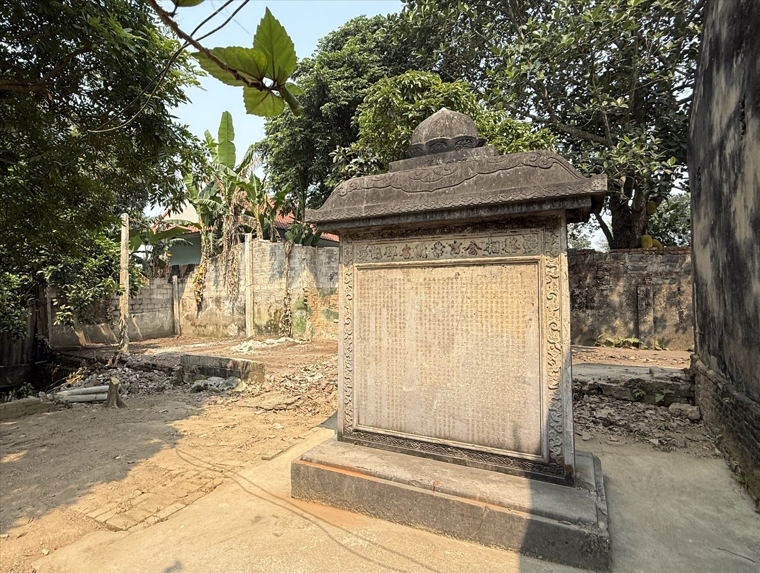 Tấm bia Lê tướng công sự nghiệp huân danh được chạm khắc tinh xảo, vẫn giữ nguyên trạng qua nhiều thăng trầm.