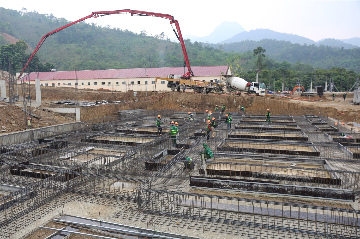 Trong khu vực thi công công trình trường nội trú liên cấp xã Bắc Lý vẫn còn dãy nhà ký túc xá hoạt động khiến cho đơn vị thi công gặp khó khăn - Ảnh: T.H