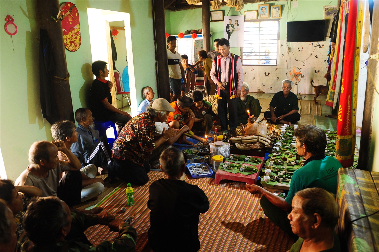 Người Co ở xã Trà Bồng, tỉnh Quảng Ngãi vẫn duy trì Lễ cúng Lấp chân trâu.