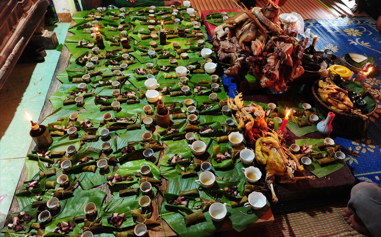 Nghi lễ mở đầu bằng nghi thức cúng rượu, nhằm khấn mời thần linh và tổ tiên về chứng giám việc gia đình thực hiện lễ lấp chân trâu.