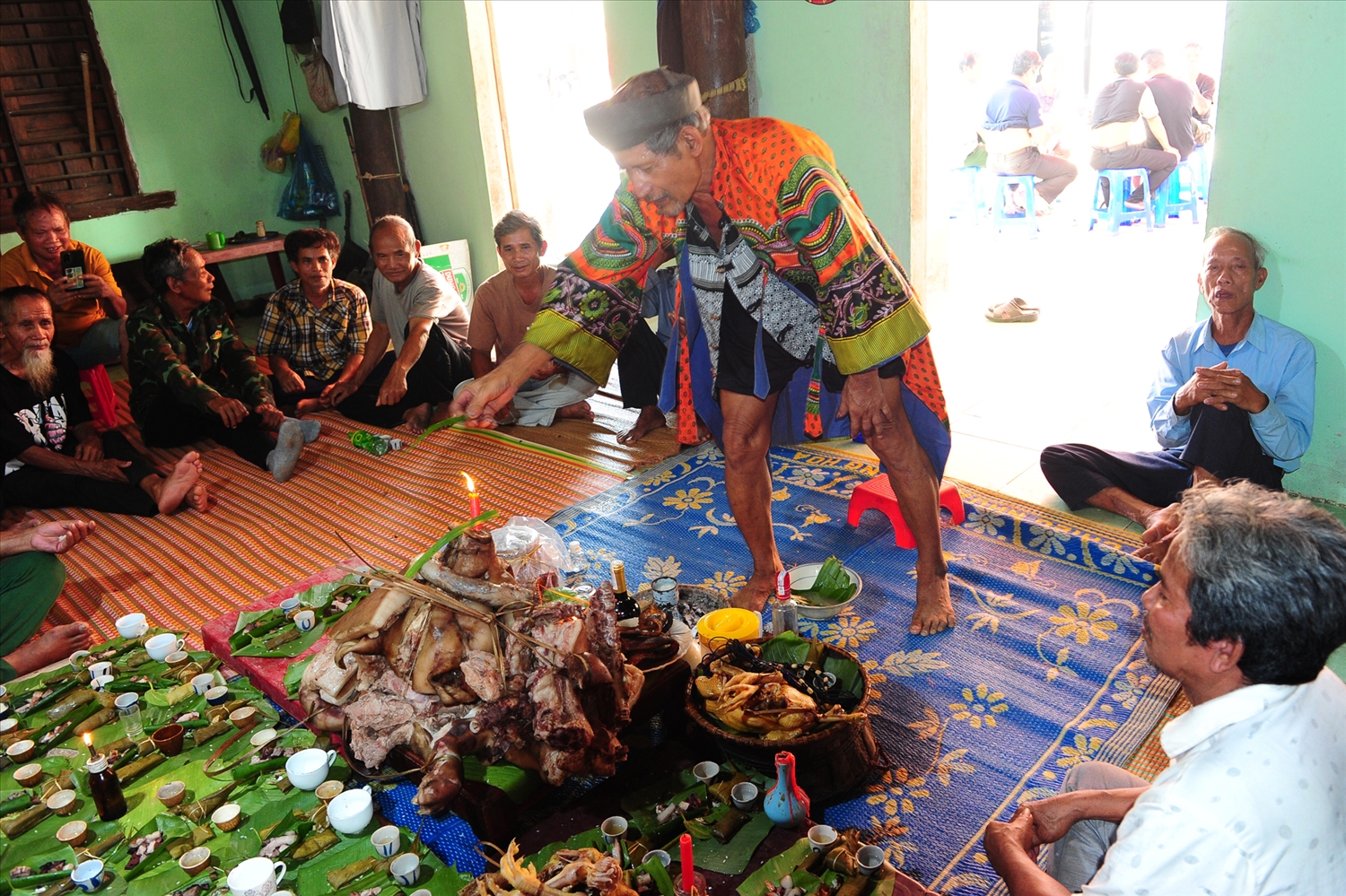 Theo phong tục từ xa xưa của người Co, sau 3 năm thì dân làng hoặc gia đình sẽ tổ chức Lễ hội Ăn trâu một lần.