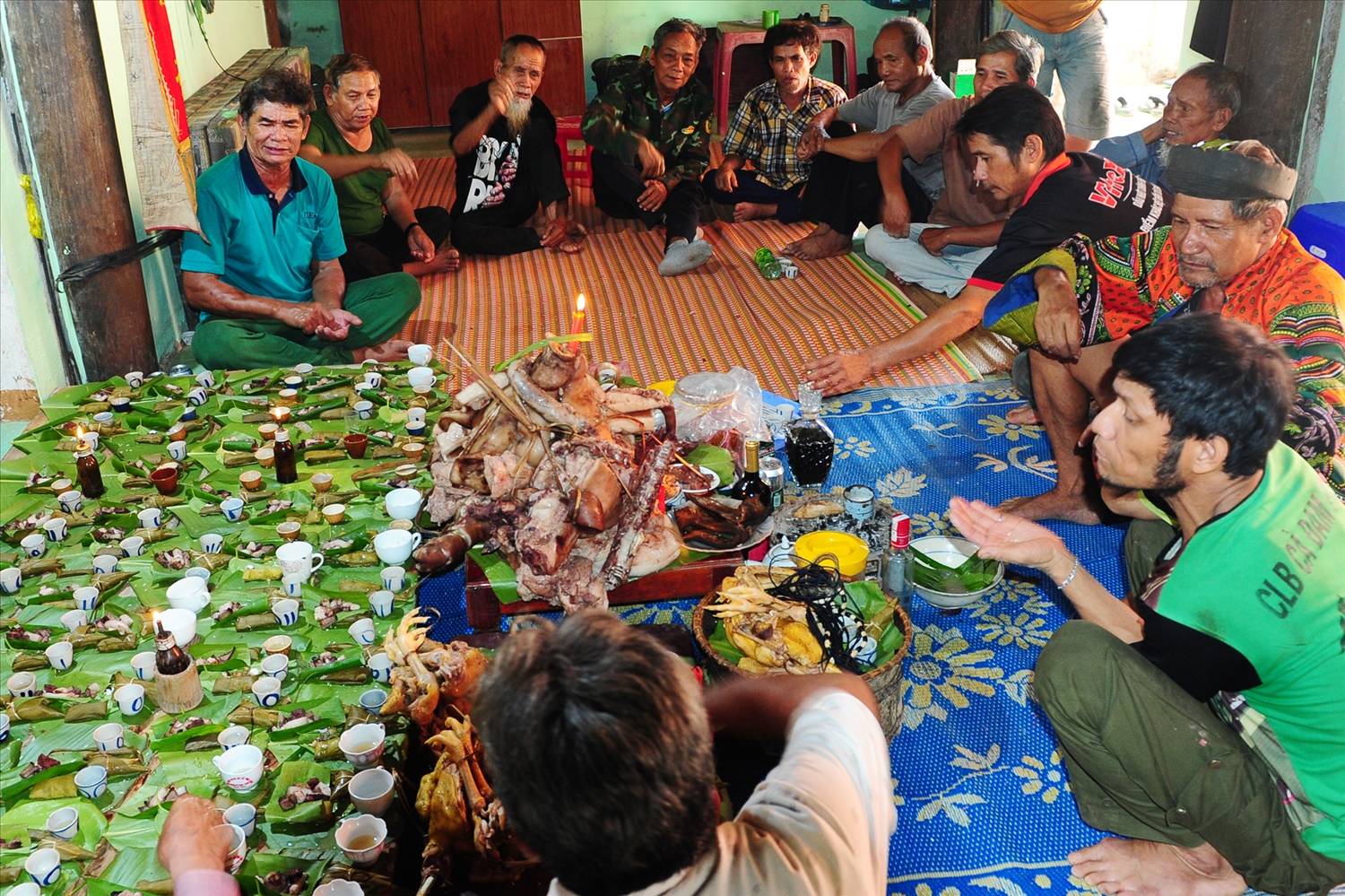 Nghi lễ Lấp lỗ chân trâu bao giờ cũng có thịt heo, gà, rượu, muối dùng để cúng sống và cúng chín đi kèm măng,... Chủ gia đình ngồi giữa làm chủ lễ.