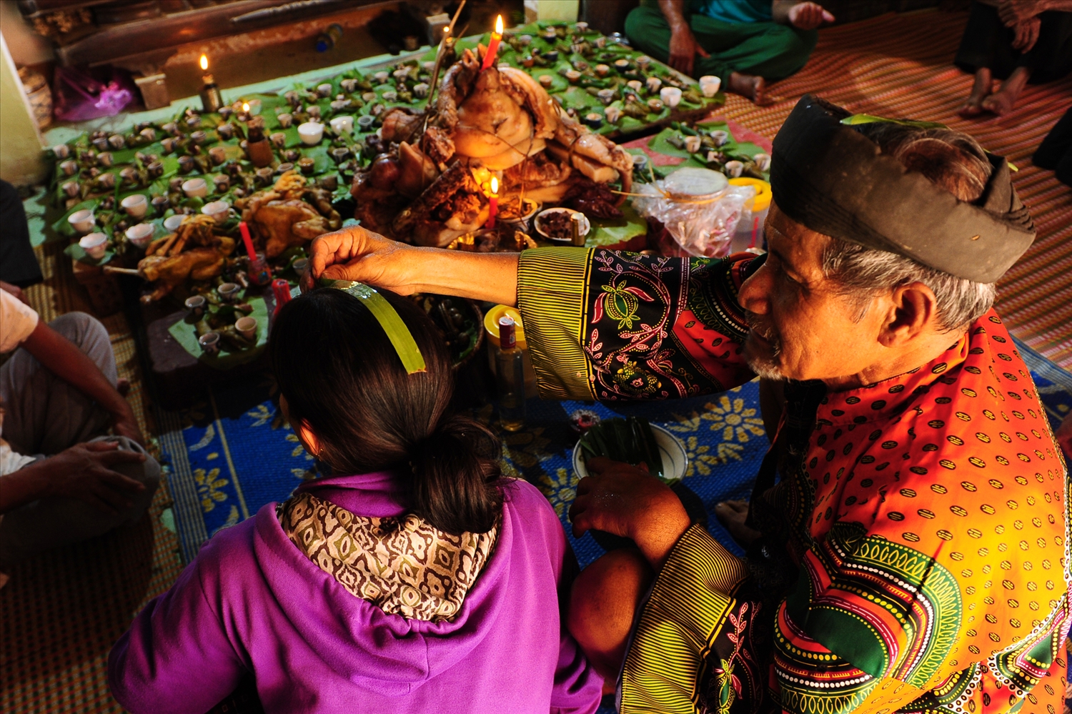 Ông Hồ Văn Xuân, chủ gia đình làm phép cho các thành viên trong gia đình được mạnh khoẻ, bình an, may mắn.