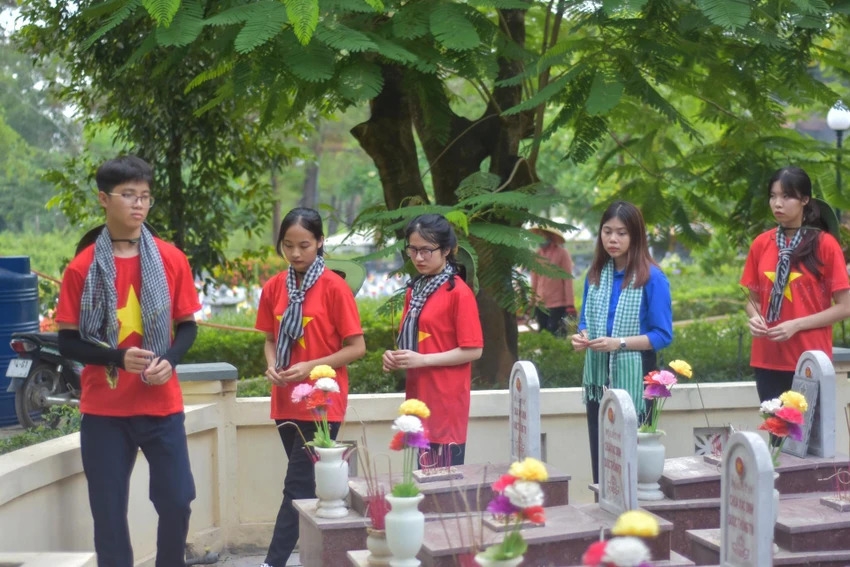 Các bạn trẻ thắp hương trước anh linh các Anh hùng, liệt sỹ tại Nghĩa trang Trường Sơn.