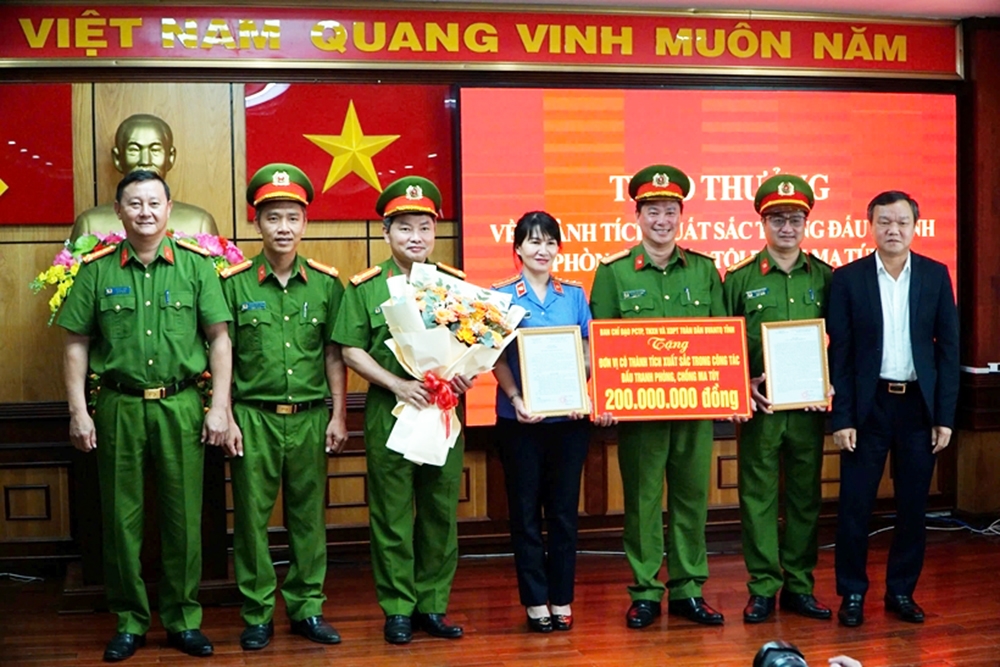 Lãnh đạo UBND tỉnh khen thưởng các lực lượng triệt phá vụ án ma túy quy mô lớn