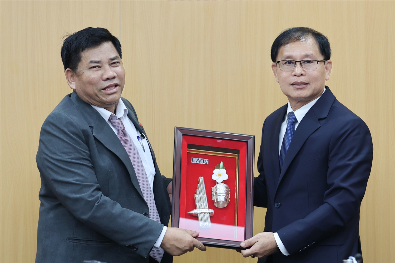 Thứ trưởng, Phó Chủ nhiệm Văn phòng Thủ tướng Chính phủ Lào Kheungkham Keonuchan tặng quà Thứ trưởng Bộ Dân tộc và Tôn giáo Y Thông (Ảnh. Lê Anh Dũng)