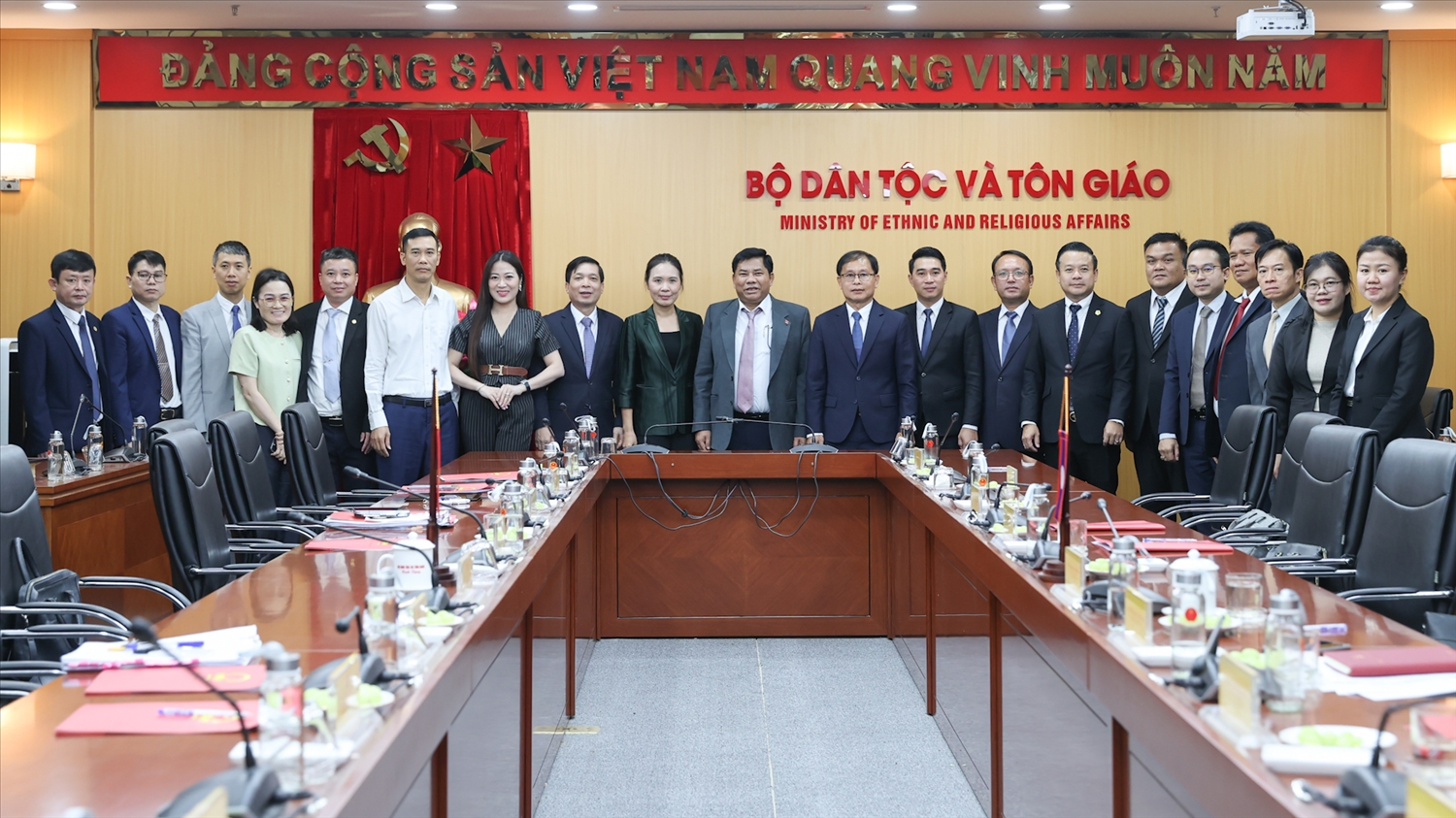 Các đại biểu chụp ảnh lưu niệm sau hội đàm. Ảnh: Lê Anh Dũng