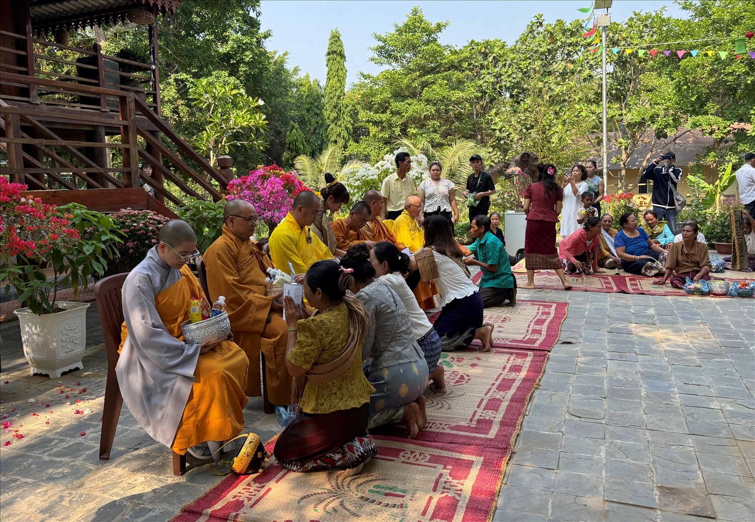 Nhiều người dân trên địa bàn xếp hàng cúng dường