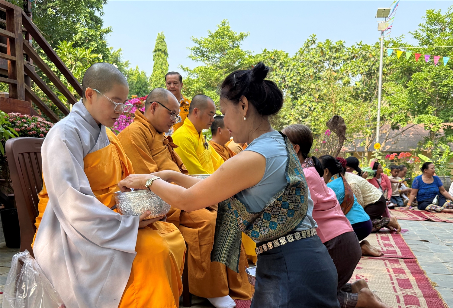 Người dân dâng lễ vật cúng dường