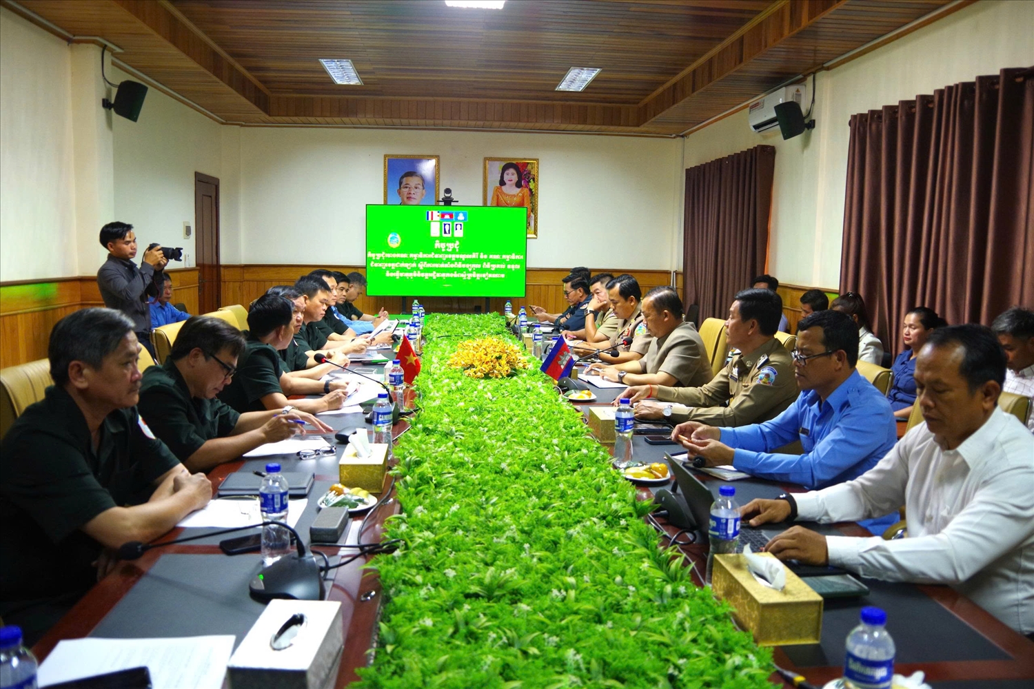 Hội đàm về việc đón nhận, hồi hương hài cốt liệt sĩ quân tình nguyện và chuyên gia Việt Nam hy sinh tại Campuchia