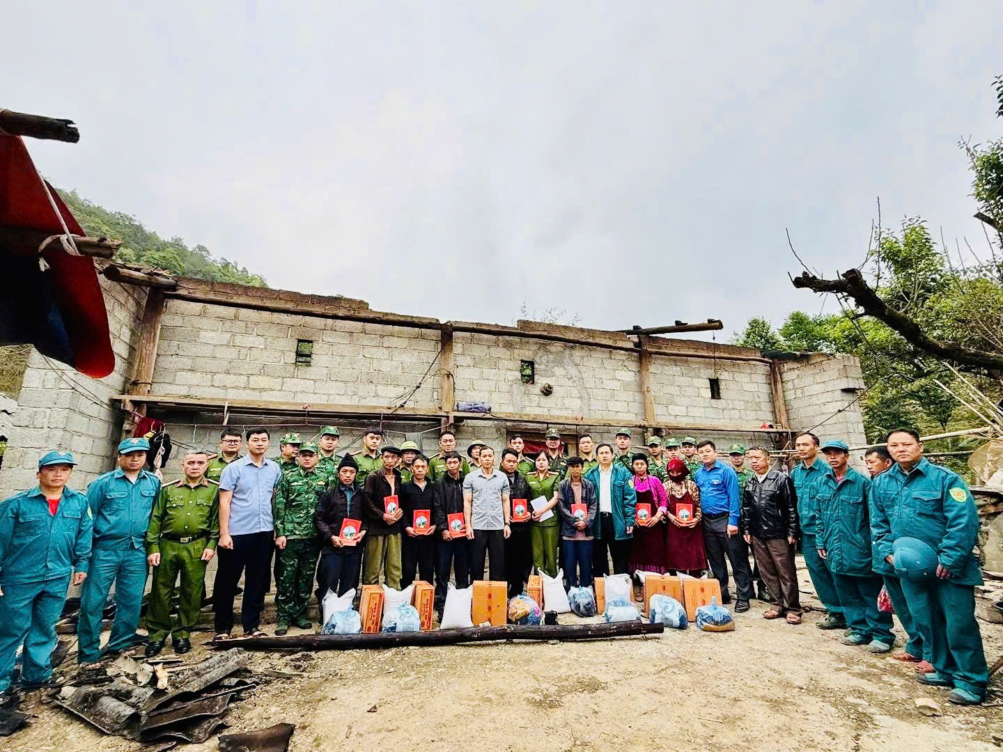 Chính quyền xã Lũng Cú hỗ trợ nhu yếu phẩm thiết yếu, giúp các hộ dân bị thiệt hại sớm ổn định cuộc sống