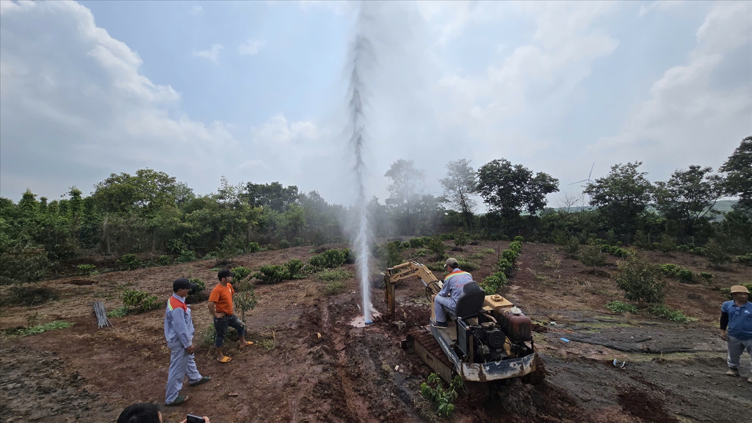 Giếng khoan trong rẫy của người dân tại xã Chư Prông bất ngờ phun nước cao hơn 20m 