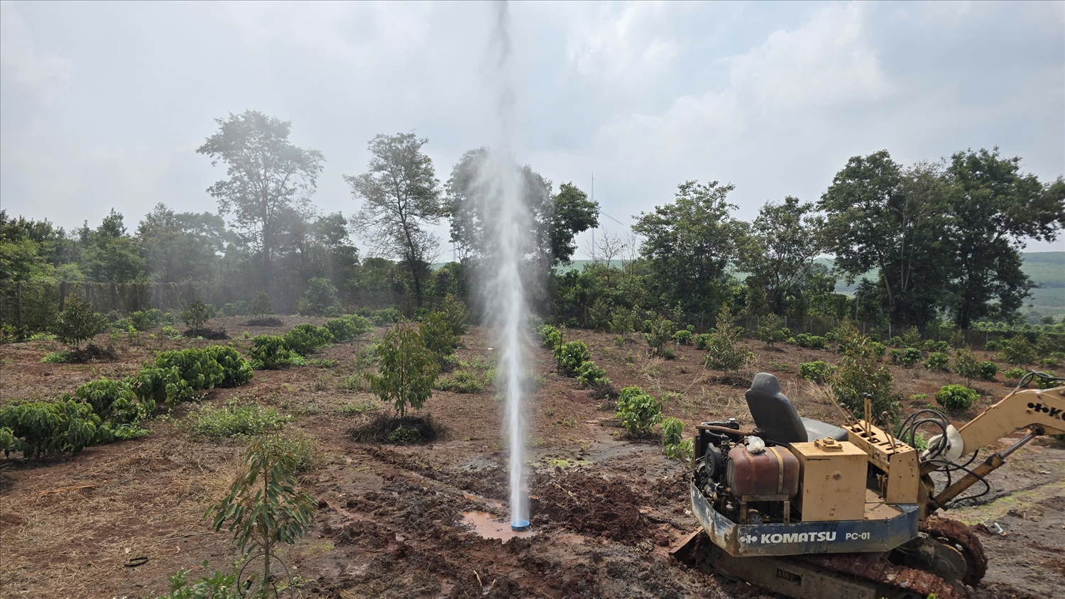 Giếng khoan liên tục phun nước và khí với lực mạnh