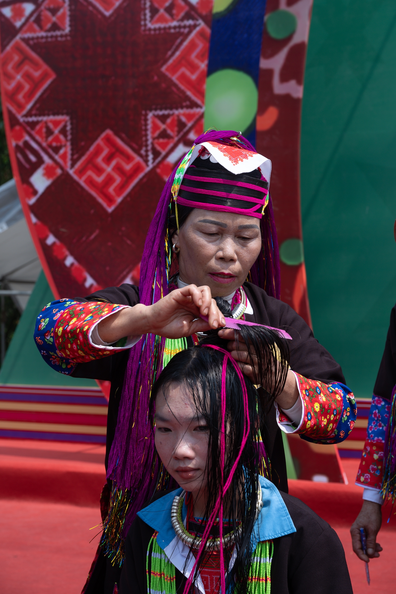 Vấn tóc là nét đẹp truyền thống không thể thiếu của người Dao luôn luôn có trong mỗi hội thi