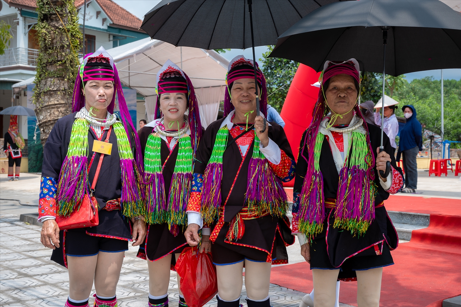 Người Dao diện trang phục truyền thống xuống chợ