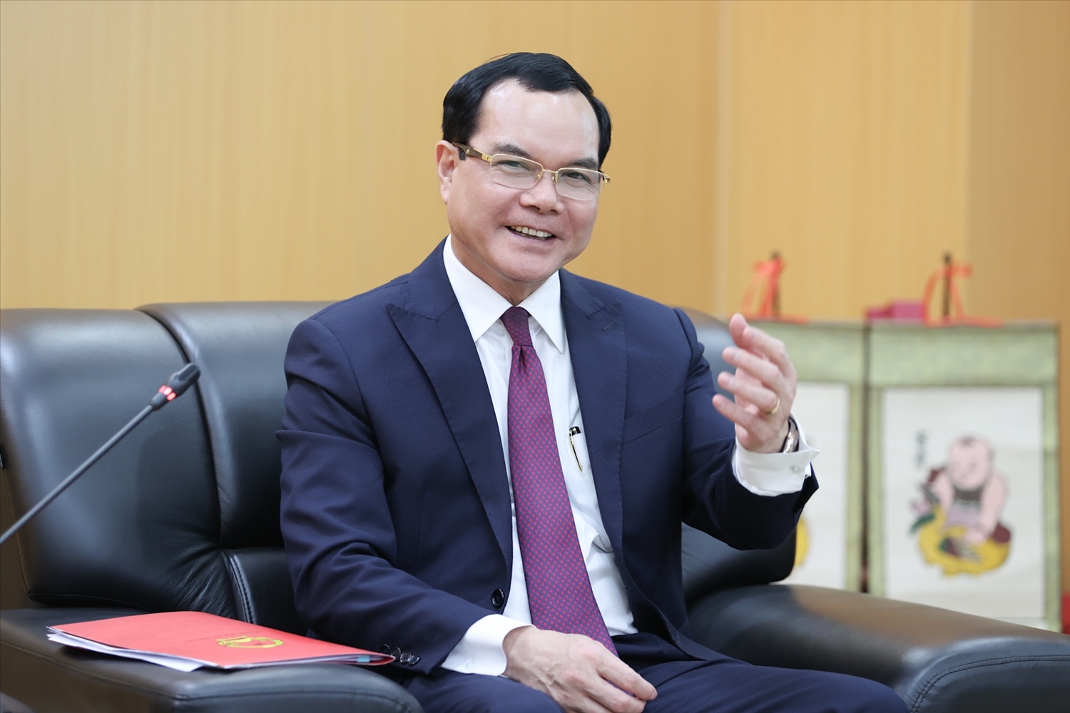 Bộ trưởng Nguyễn Đình Khang bày tỏ vui mừng khi được đón tiếp Thứ trưởng, Phó Chủ nhiệm Văn phòng Thủ tướng Chính phủ Lào Kheungkham Keonuchan và đoàn công tác tới thăm và làm việc với Bộ Dân tộc và Tôn giáo. Ảnh: Lê Anh Dũng