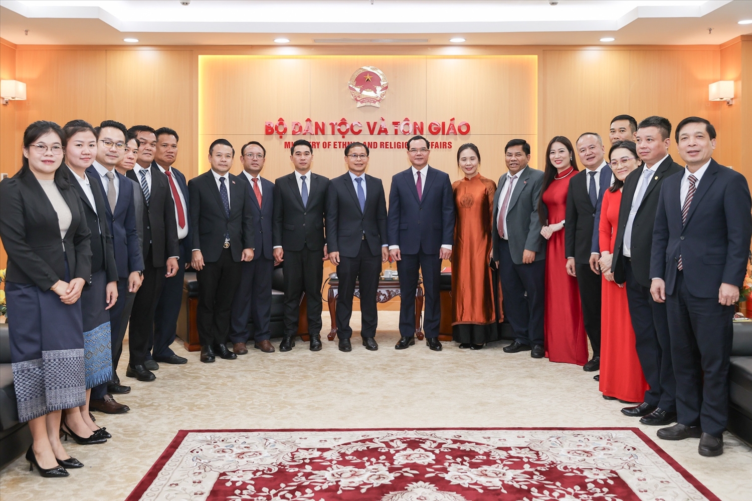 Bộ trưởng Bộ Dân tộc và Tôn giáo Nguyễn Đình Khang, Thứ trưởng, Phó Chủ nhiệm Văn phòng Thủ tướng Chính phủ Lào cùng các đại biểu chụp ảnh lưu niệm. Ảnh: Lê Anh Dũng
