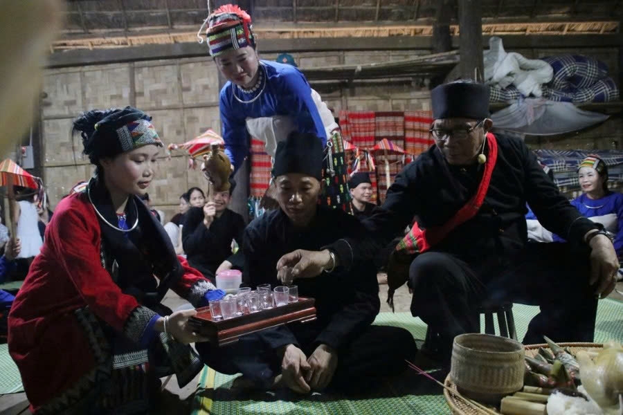 Sau khi đeo vòng tay cho cô dâu, chú rể xong, cô dâu cùng mẹ chồng rót rượu cảm ơn đến bố chồng và ông Mơ cùng họ hàng đã đến dự, chung vui cùng với hai bên gia đình