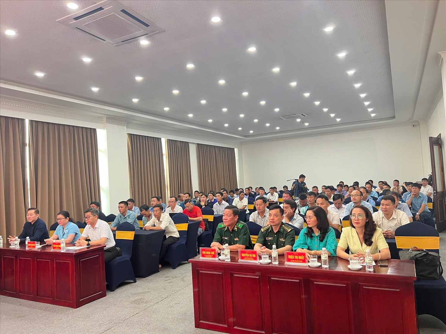 Lớp tập huấn có sự tham gia của 100 học viên là cán bộ cấp xã, già làng, trưởng thôn, bản và người có uy tín trong đồng bào DTTS