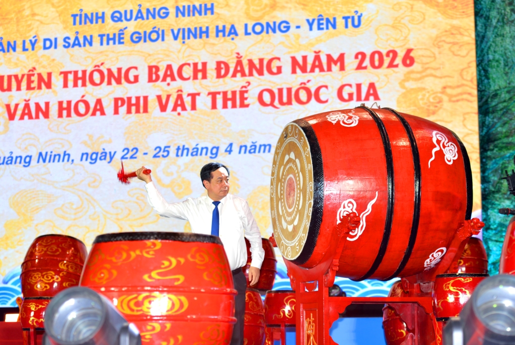 Trưởng Ban Quản lý Di sản thế giới Vịnh Hạ Long - Yên Tử Mai Vũ Tuấn đánh trống khai hội