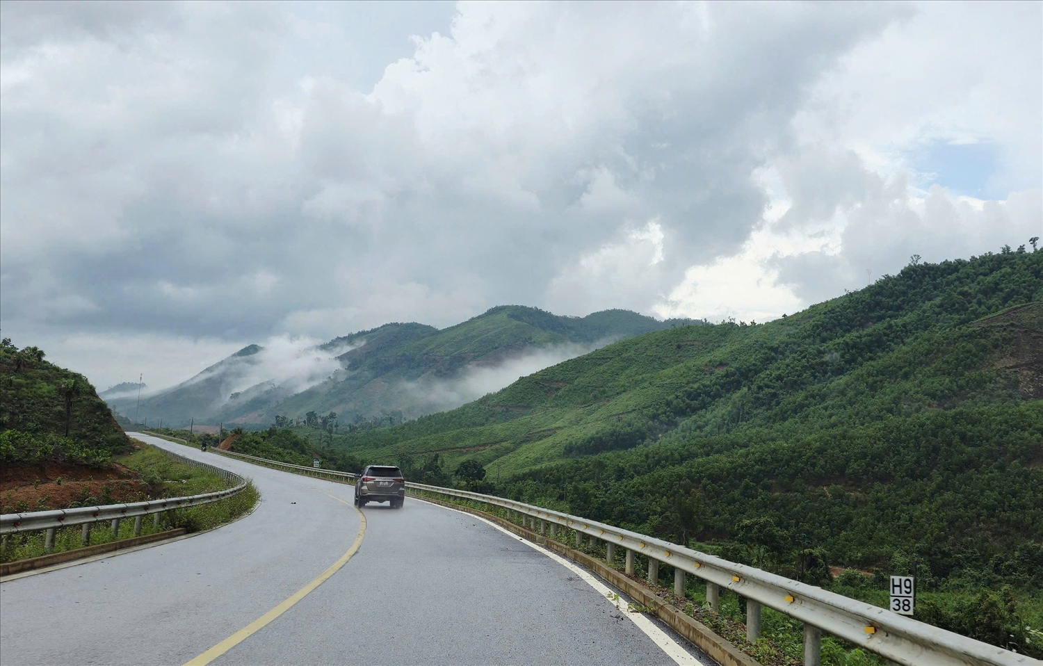 Hạ tầng giao thông vùng cao tỉnh Quảng Ninh được đầu tư đồng bộ, mở lối cho người dân phát triển sản xuất, từng bước ổn định sinh kế. Ảnh: Mỹ Dung