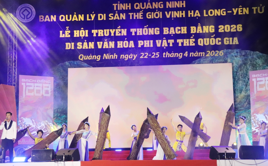 Các tiết mục biểu diễn tái hiện lại chiến tích lẫy lừng của quân dân nhà Trần trên dòng sông Bạch Đằng